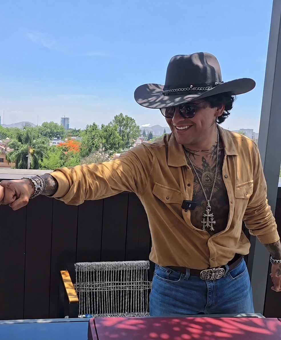 Creador de contenido con sombrero de autor