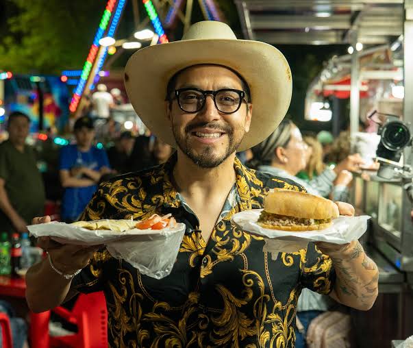 Influencer gastronómico con sombrero